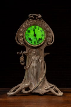 Reloj Art Nouveau de cristal de uranio y metal fundido de principios del siglo XX, fabricado por Ansonia