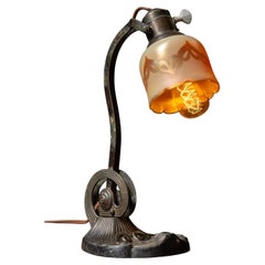 Lámpara de escritorio de hierro fundido de estilo Art Nouveau con pantalla opalescente esmerilada y decorada con plantillas
