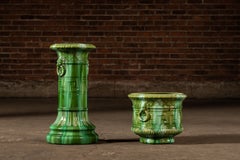 Conjunto de pedestal y maceta de mayólica «Green Onyx» de Brush McCoy, de principios del siglo XX