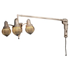 Lampada odontoiatrica vintage Harry J. Bosworth con paralumi Holophane