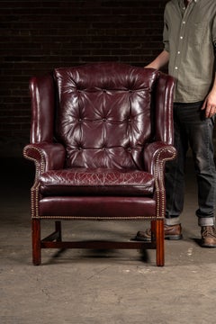 Geknöpfter Chesterfield-Sessel aus Leder mit Flügellehnen und Ottomane in Oxblood