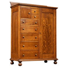 Armadio antico con assi segate a quarto della Aurora Furniture Co.