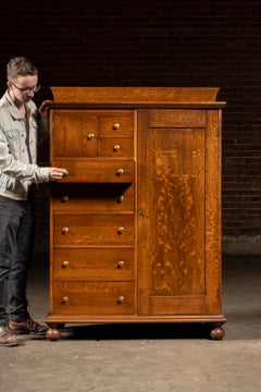 Armadio antico con assi segate a quarto della Aurora Furniture Co.