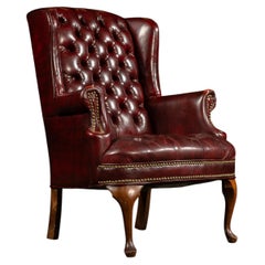 Fauteuil Chesterfield vintage à dossier en aile, en cuir capitonné, couleur « oxblood »