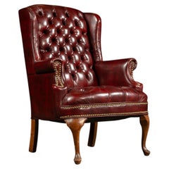 Fauteuil Chesterfield vintage à dossier en aile, en cuir capitonné, couleur « oxblood »