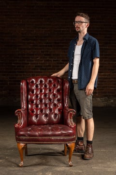 Vintage-Chesterfield-Sessel mit Flügellehne aus getuftetem Leder in der Farbe „Oxblood“