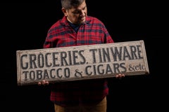 Insegna d’epoca in legno dipinta a mano con la scritta “Groceries”