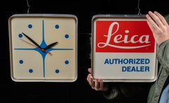 Reloj publicitario iluminado de un distribuidor de cámaras Leica vintage
