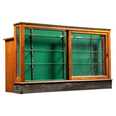 Ausstellungsvitrine eines Gemischtwarenladens aus dem frühen 20. Jahrhundert mit Glasvitrine