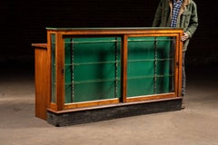 Ausstellungsvitrine eines Gemischtwarenladens aus dem frühen 20. Jahrhundert mit Glasvitrine
