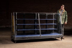 Antike Glasvitrine im Landhausstil mit Filzregalen