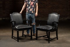 Paire de fauteuils « Revival » en cuir noir avec garniture cloutée