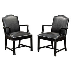 Paire de fauteuils « Revival » en cuir noir avec garniture cloutée