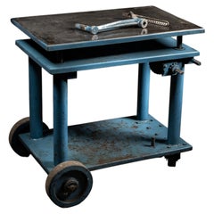 Mesa industrial vintage de acero con manivela