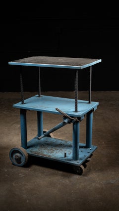 Mesa industrial vintage de acero con manivela