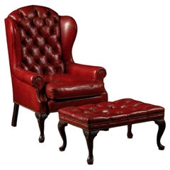 Ensemble d'un fauteuil et d'un pouf anciens en cuir capitonné