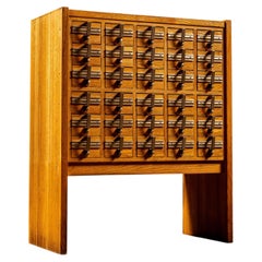 Catálogo de fichas de biblioteca vintage de mediados de siglo, de roble claro, con 30 cajones