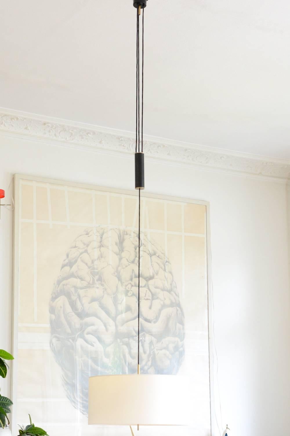 Very elegant Italian pulley pendant from 1950.
Made in extraordinary quality, has a perspey diffusor, which creates very soft lighting, a rotary switch at the bottom for three different lighting settings.
Measure: The pendant cab be extended to a