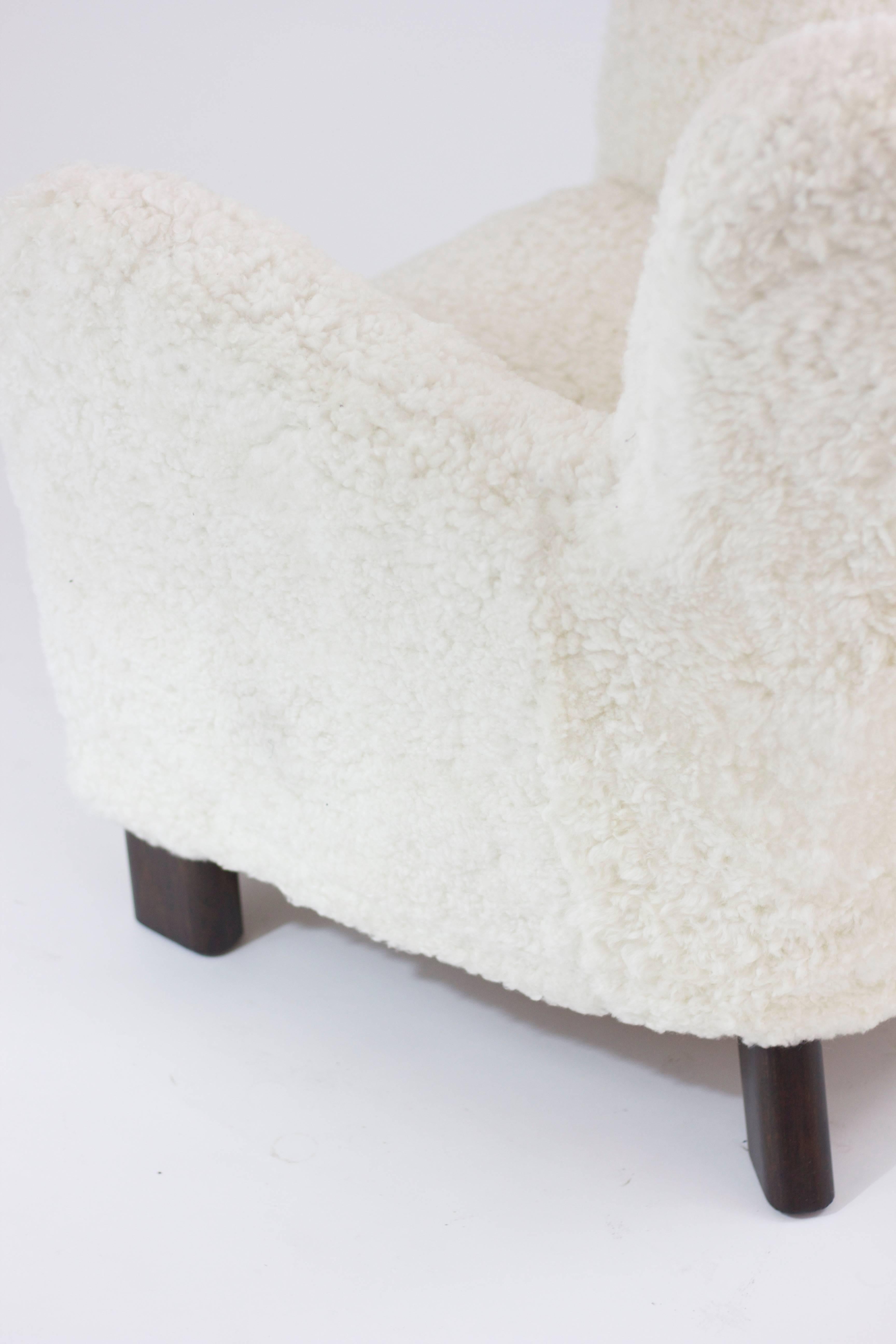 Sheepskin Pair of Iconic Midcentury Danish Armchairs Designed by Fritz Hansen For Sale