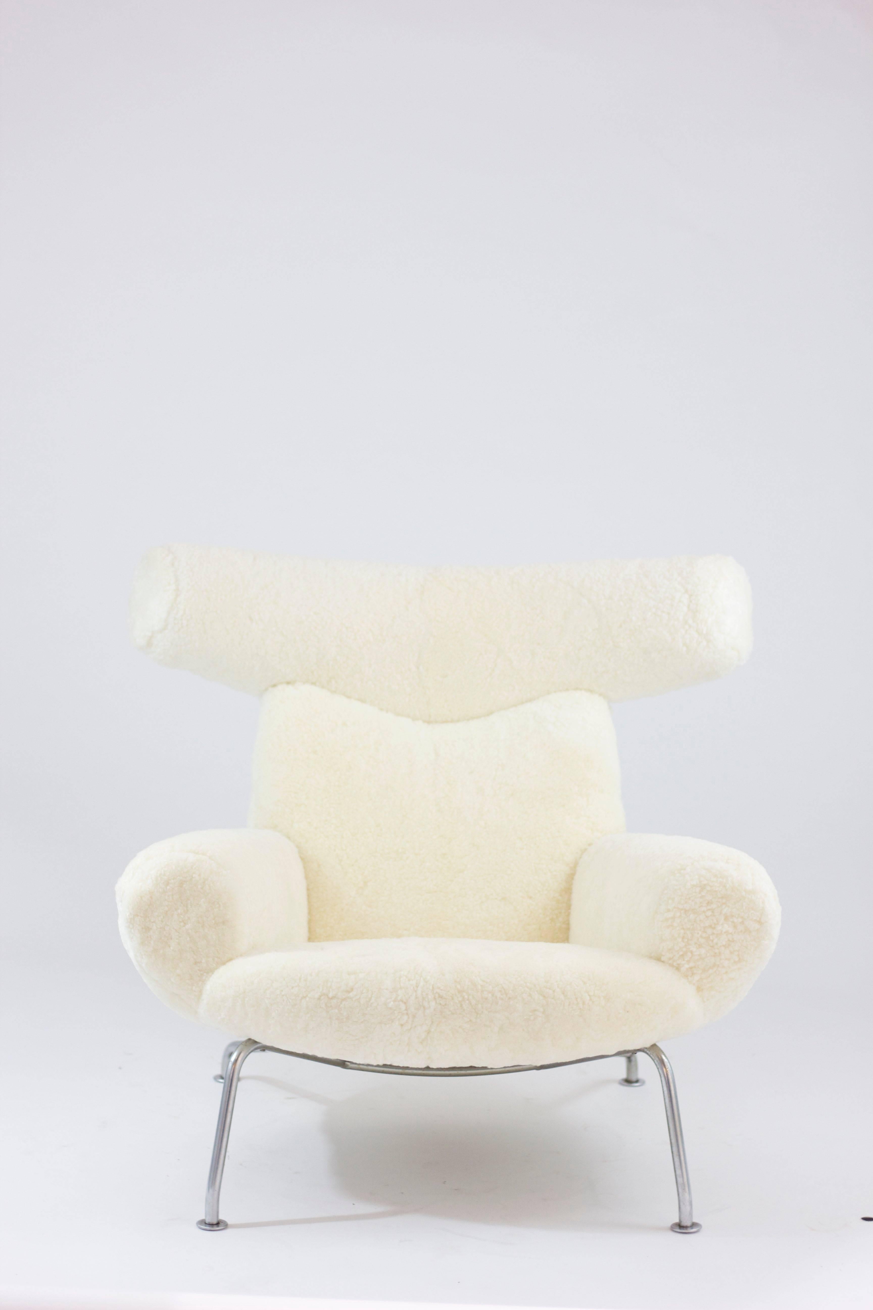 Midcentury, Scandinavian.
Iconic Hans Wegner Ox chair in newly reupholstered luxurious sheepskin fur. This modern design will complete any room and add a collector's touch.