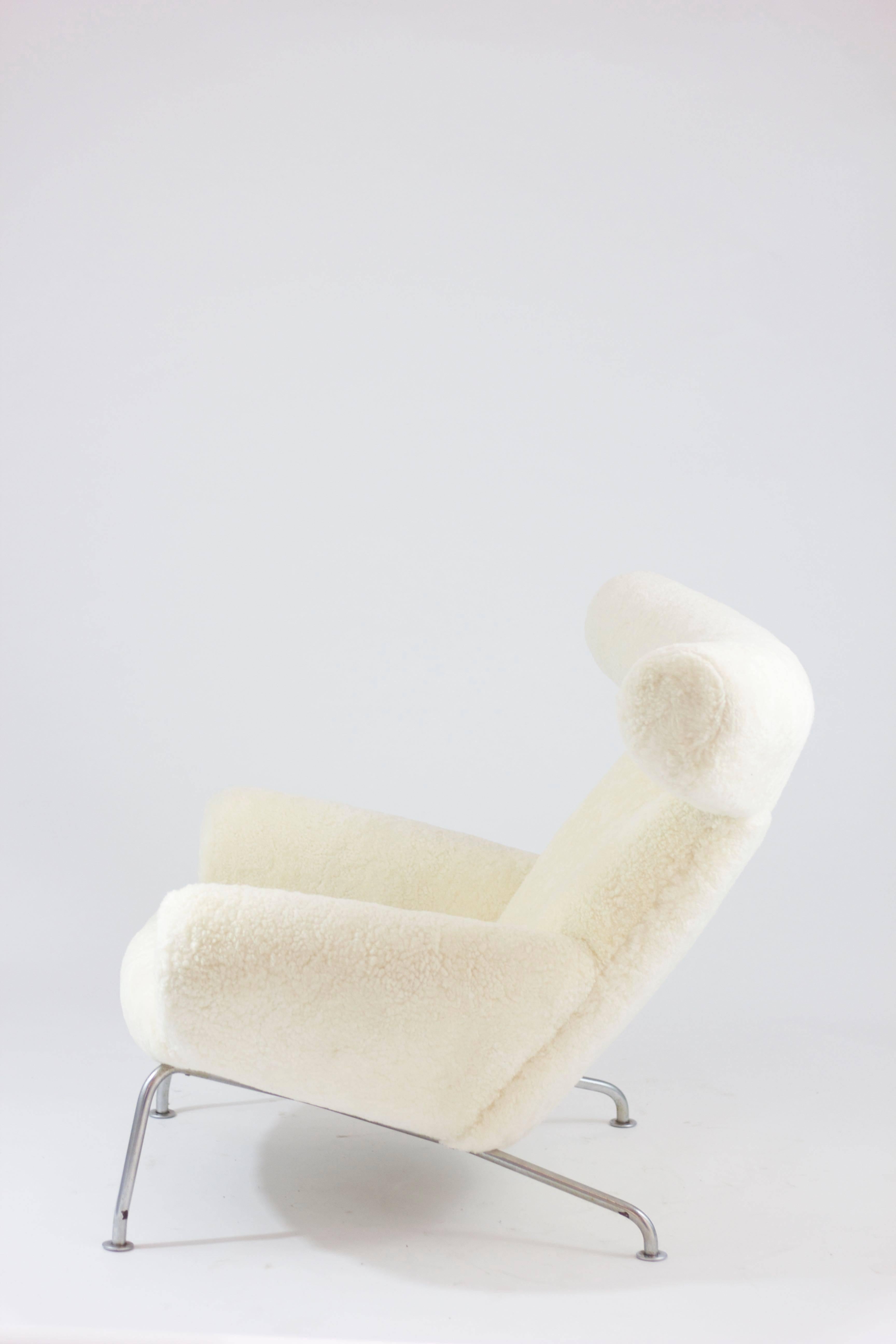 Iconic Hans Wegner Ox Chair in Sheepskin In Excellent Condition For Sale In New York, NY