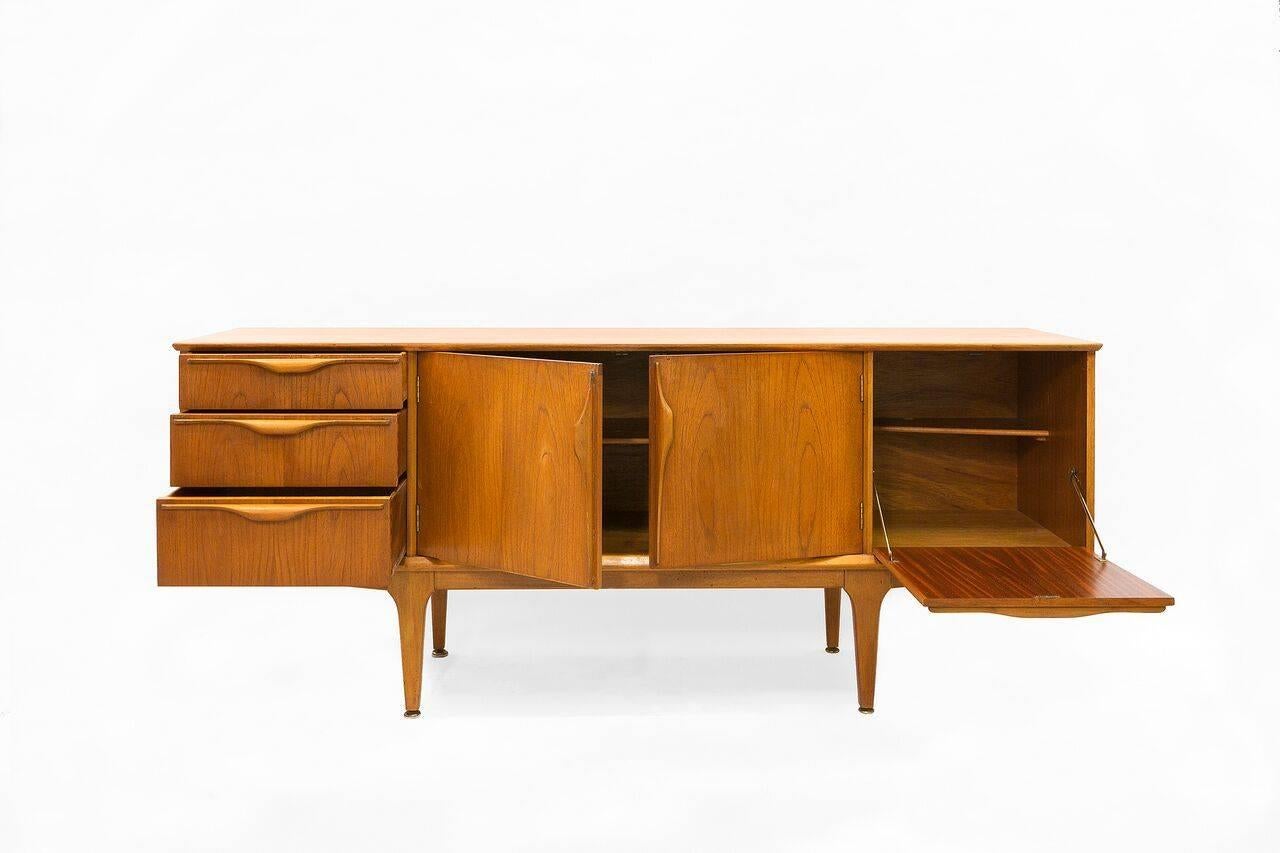A fine example of a Mid-Century side cabinet in teak, from the 1970s.
Wonderful detail and beautifully finished.