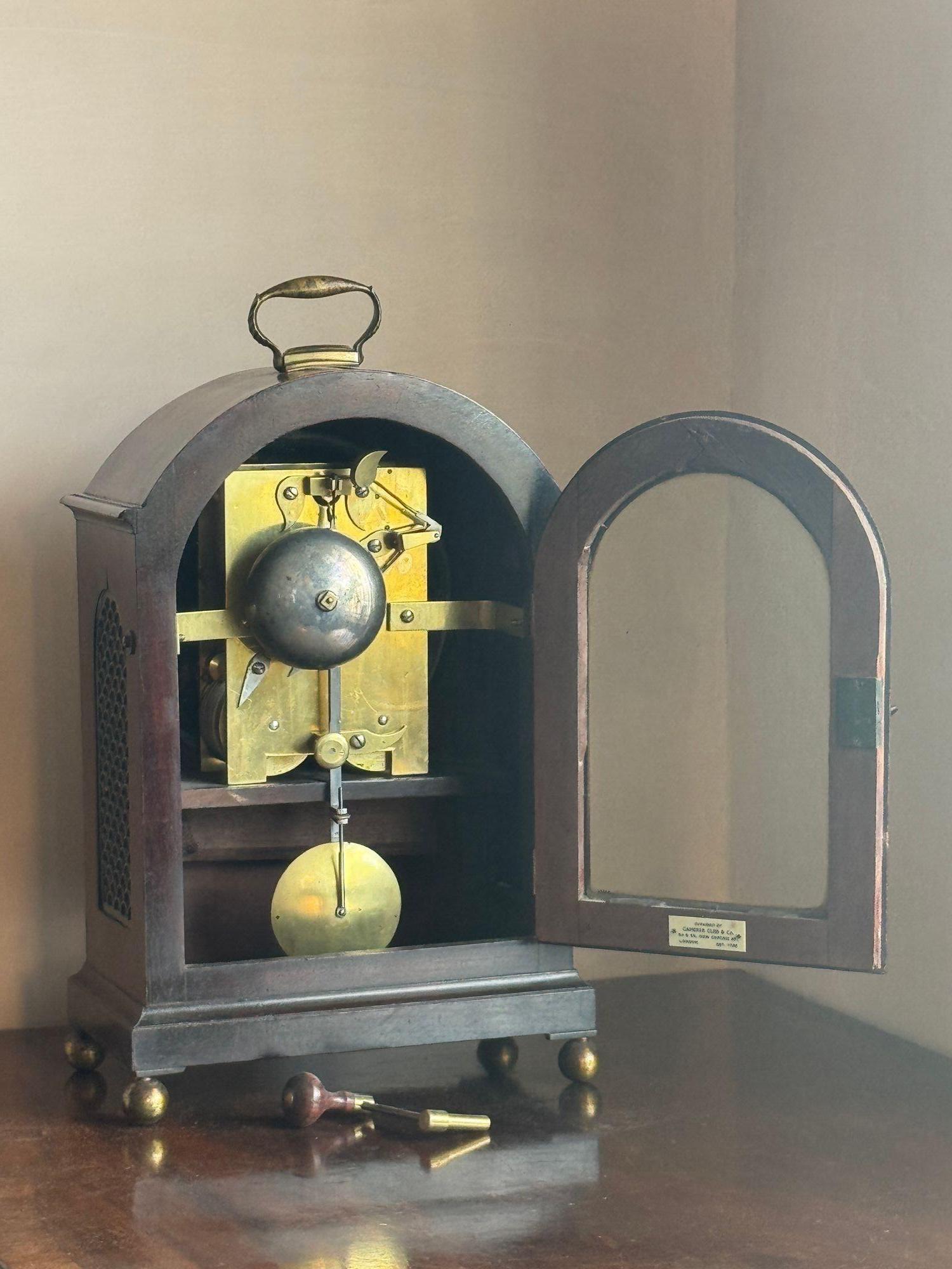 Inizio XIX secolo Orologio a staffa Regency in mogano in vendita