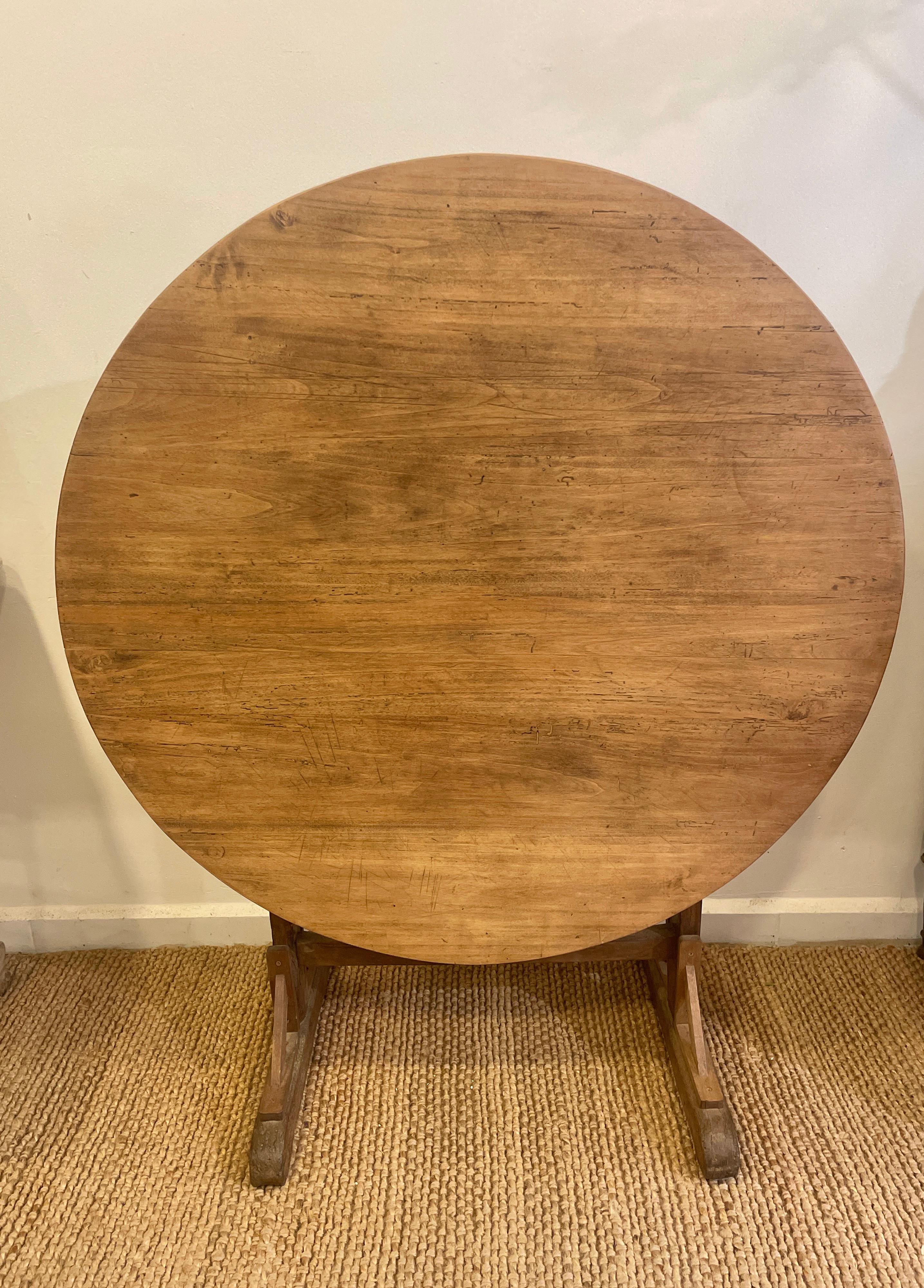 An authentic French country farm house harvest work table with attractive beautifully aged warm rustic patina. circa 1930 created in Provincial France in the 20th century, likely Southern France near the Mediterranean. Great condition, retaining
