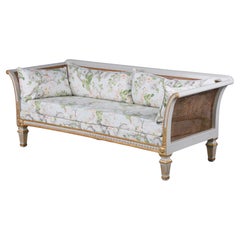 Fauteuil de style néoclassique français ancien avec dossier en rotin peint et lin à fleurs