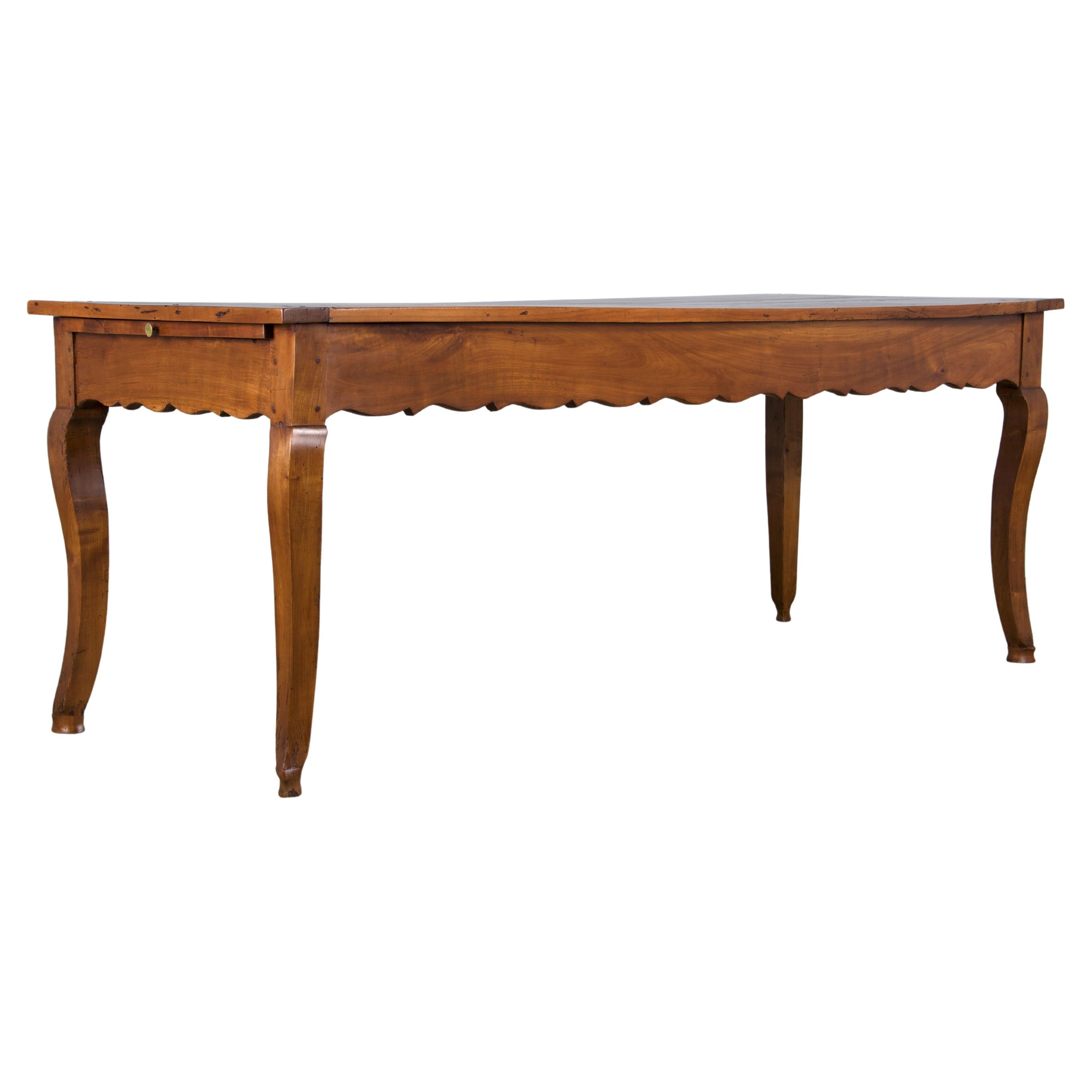 Table de ferme française de la fin du XIXe siècle, provenant de Provence, France. Fabriquée à la main en érable massif, la table présente un plateau rectangulaire de 6'5