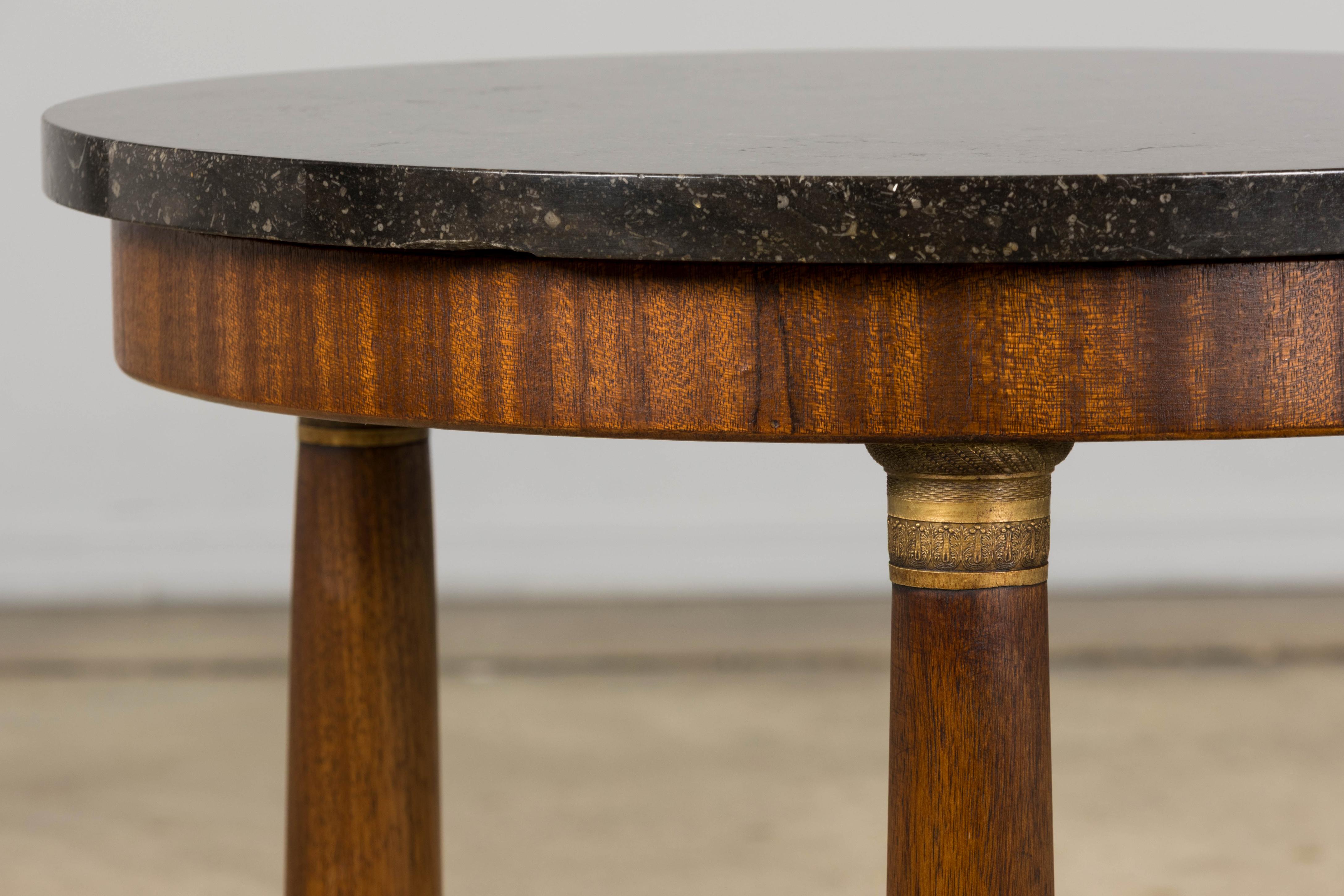 Une exquise table d'appoint guéridon de style Empire français de la fin du XIXe siècle, provenant directement de Provence et méticuleusement restaurée. Fabriquée à la main en acajou massif, la table présente un petit cadre rond qui met