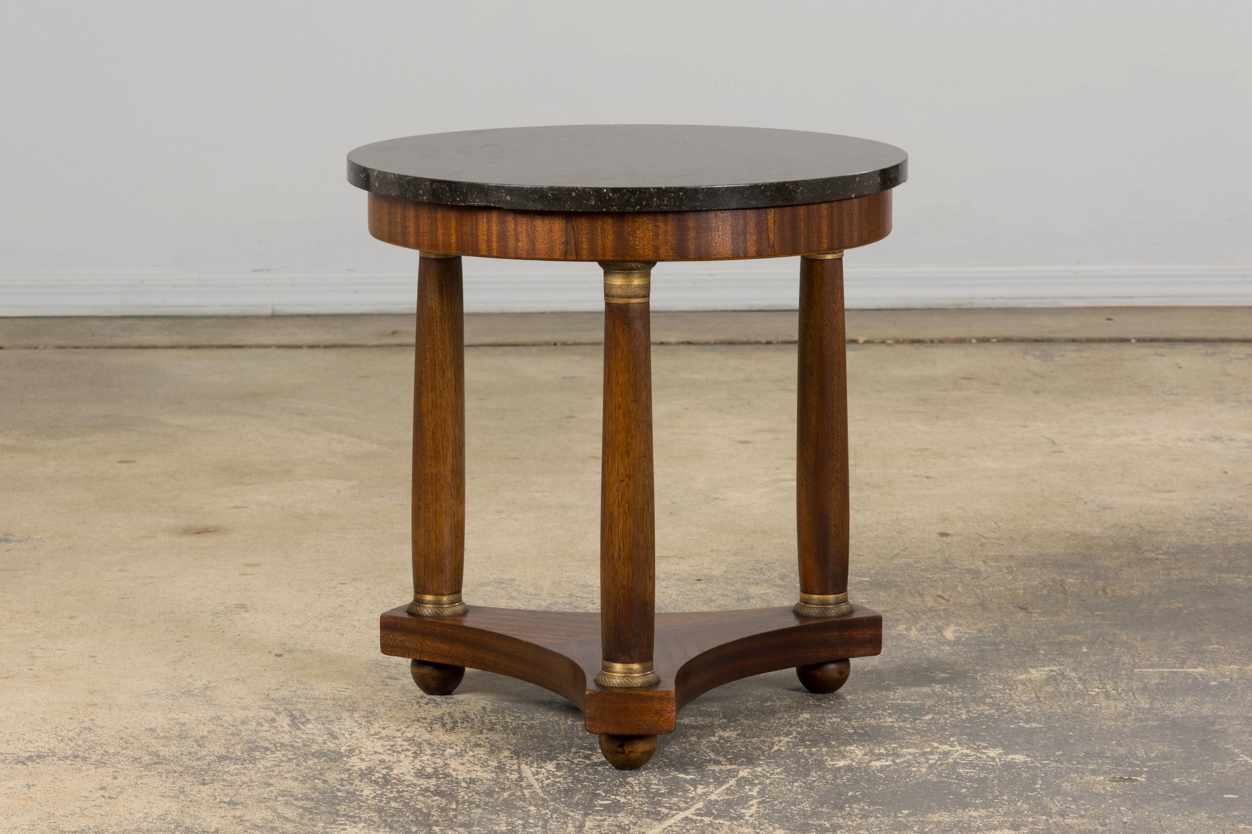 Marbre Table d'appoint à piédestal en acajou de style Empire français du XIXe siècle avec plateau en marbre en vente