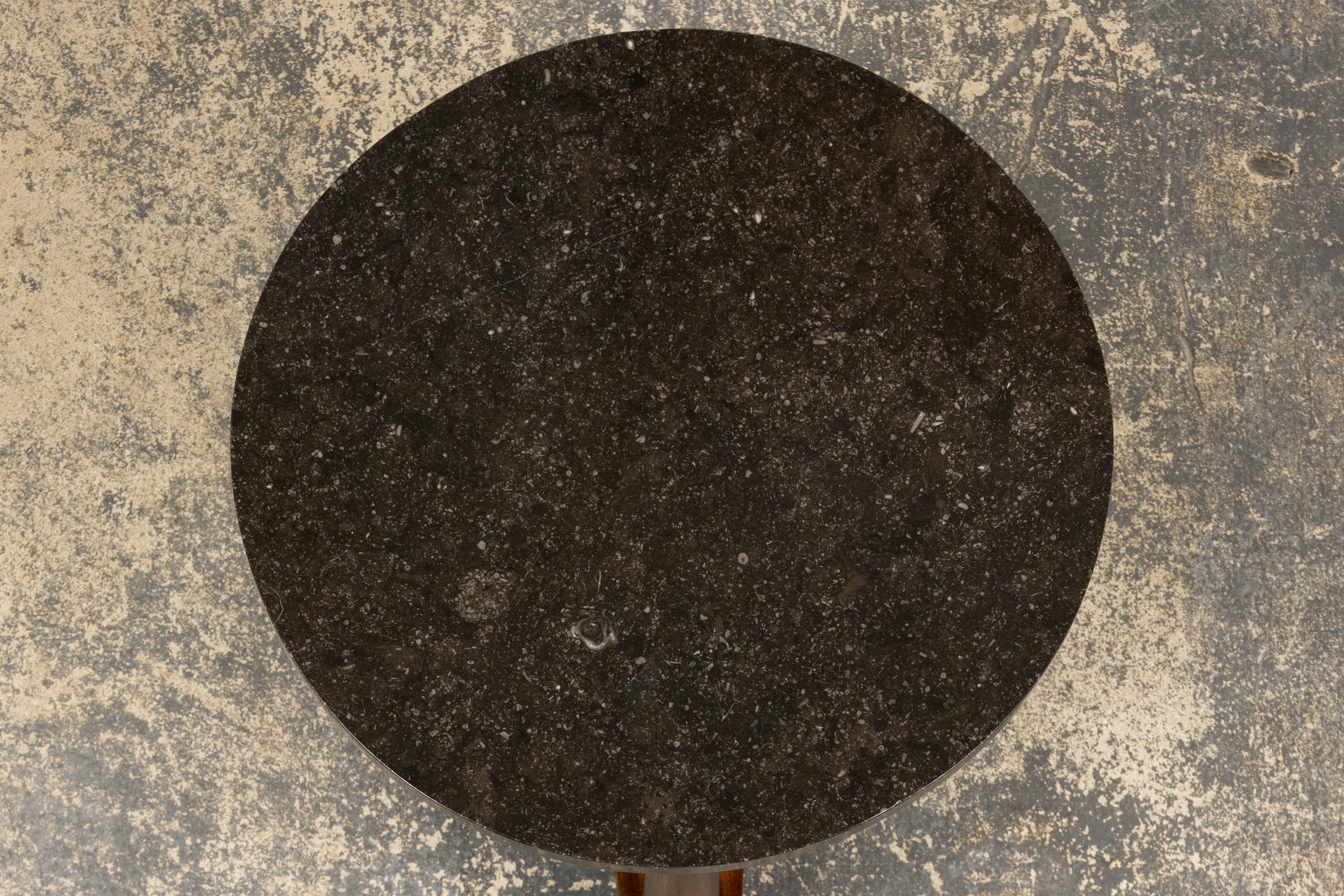 Français Table d'appoint à piédestal en acajou de style Empire français du XIXe siècle avec plateau en marbre en vente