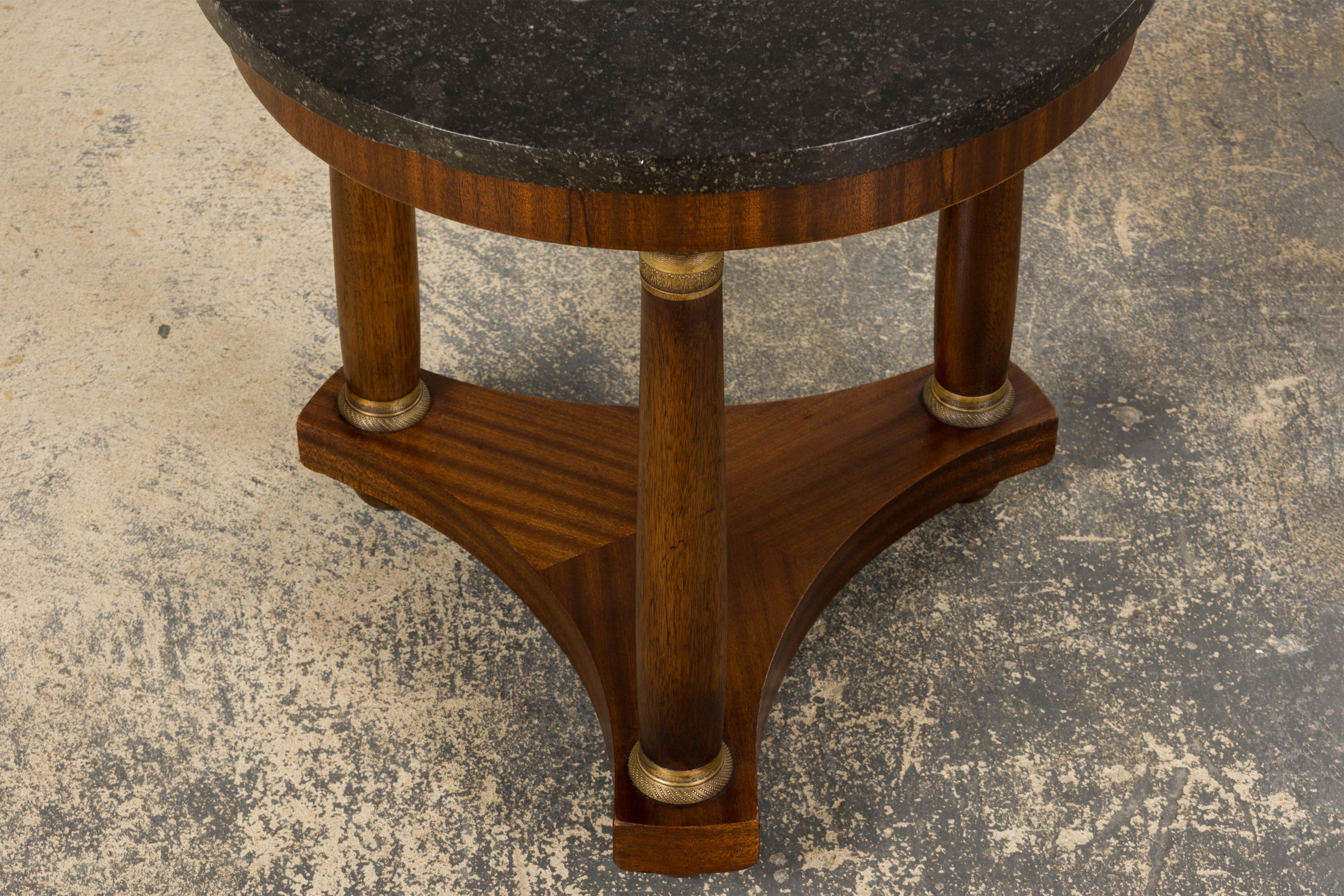 Table d'appoint à piédestal en acajou de style Empire français du XIXe siècle avec plateau en marbre en vente 2