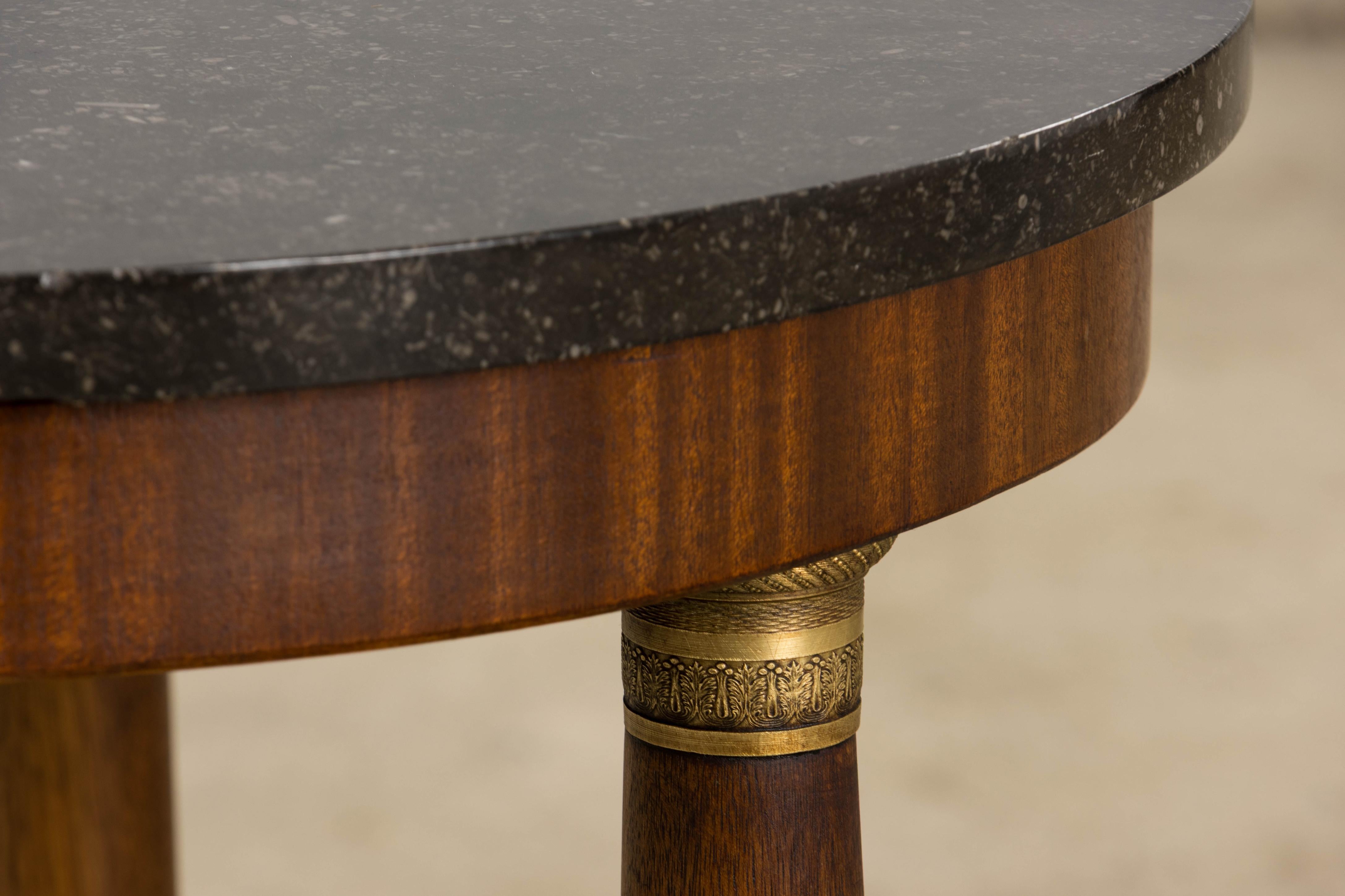Table d'appoint à piédestal en acajou de style Empire français du XIXe siècle avec plateau en marbre en vente 3
