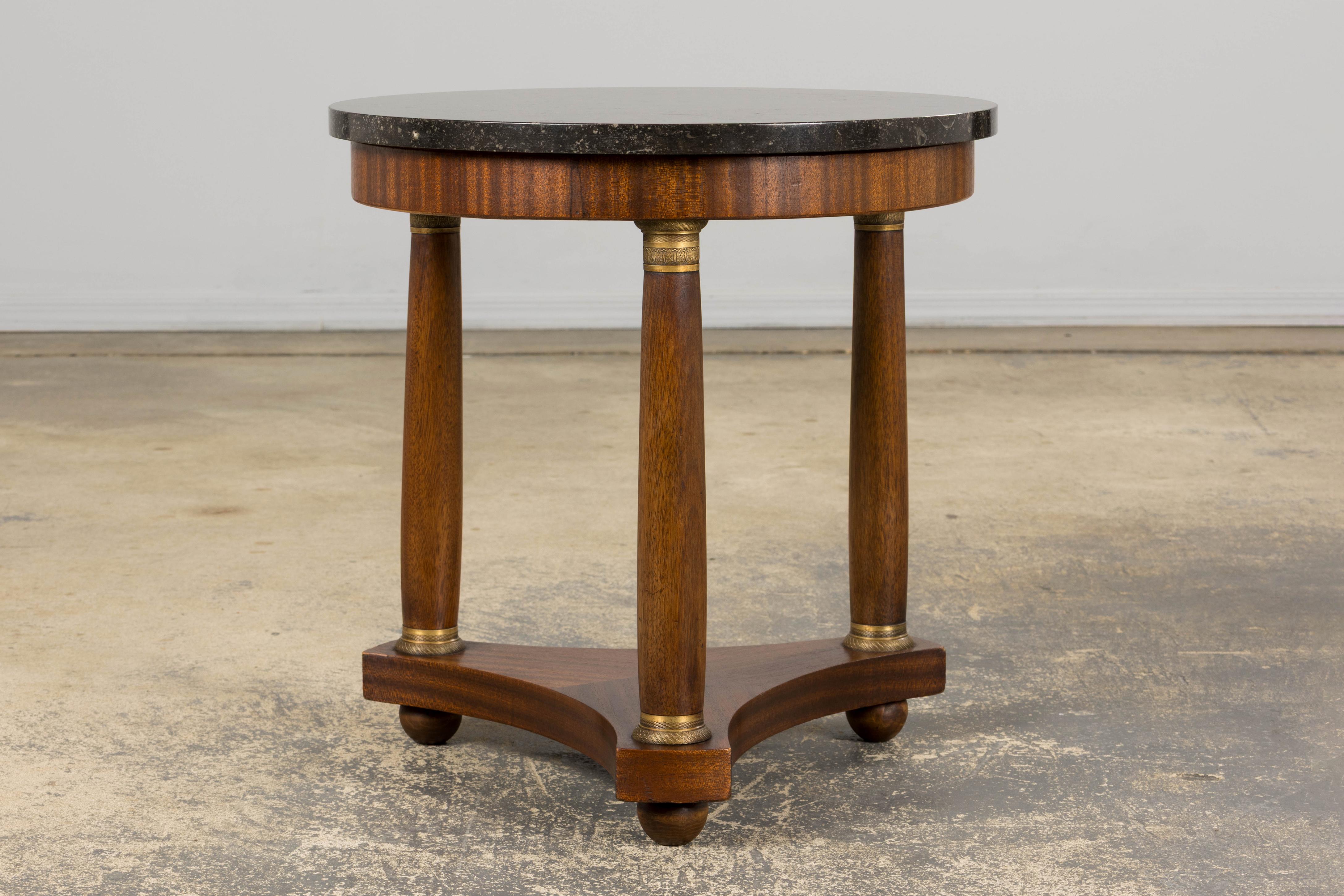 Table d'appoint à piédestal en acajou de style Empire français du XIXe siècle avec plateau en marbre en vente 6