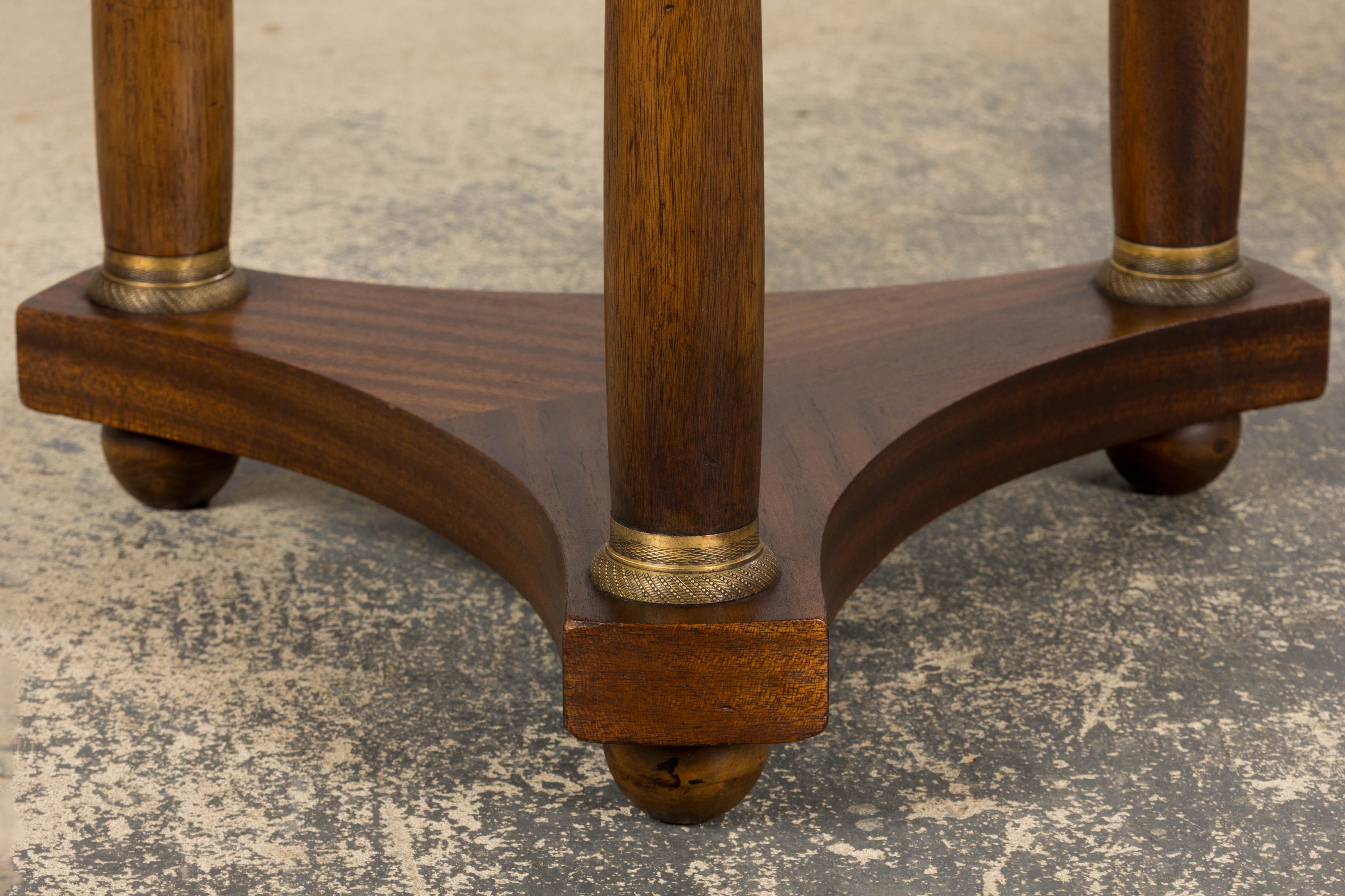 Table d'appoint à piédestal en acajou de style Empire français du XIXe siècle avec plateau en marbre en vente 4