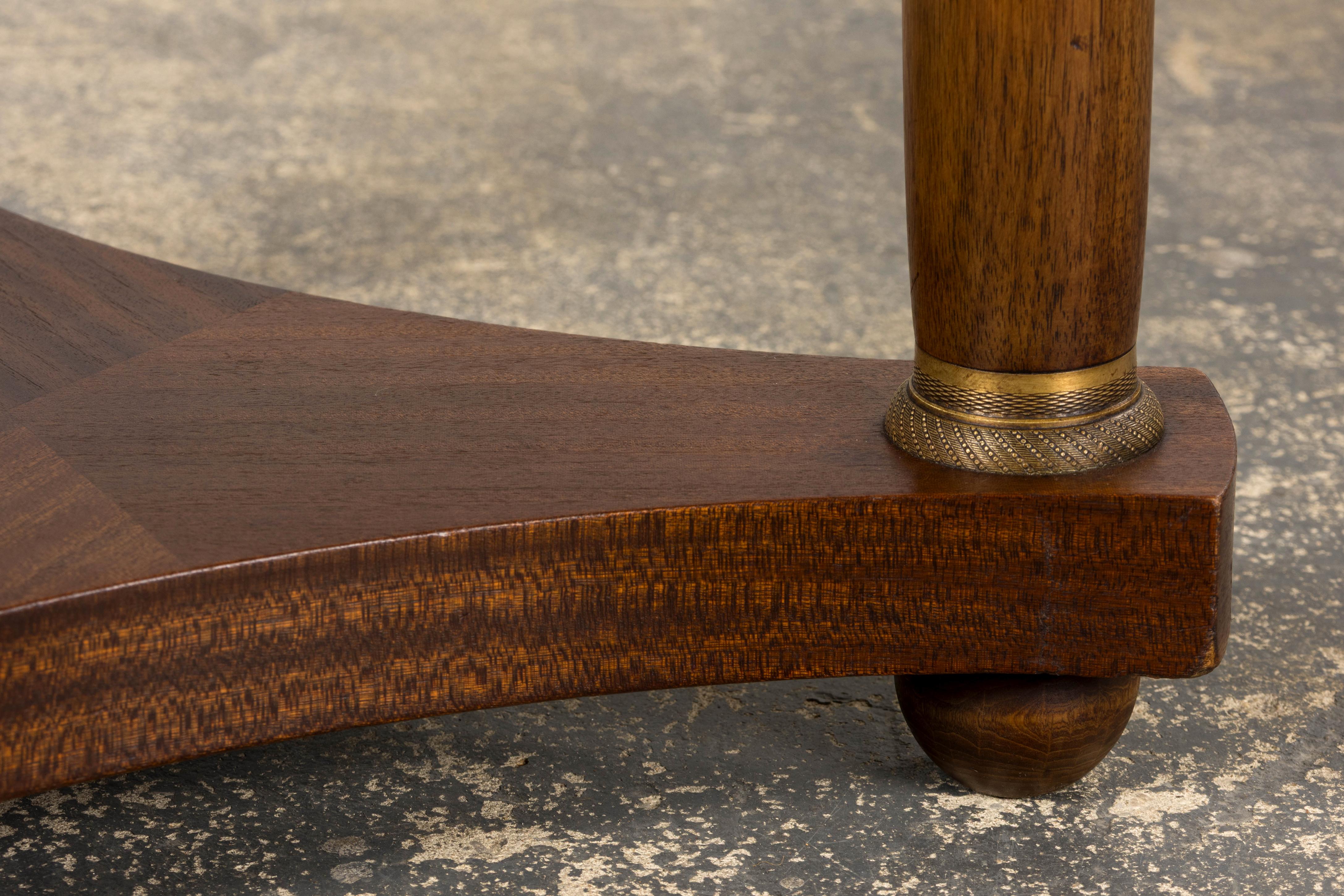 Table d'appoint à piédestal en acajou de style Empire français du XIXe siècle avec plateau en marbre en vente 8