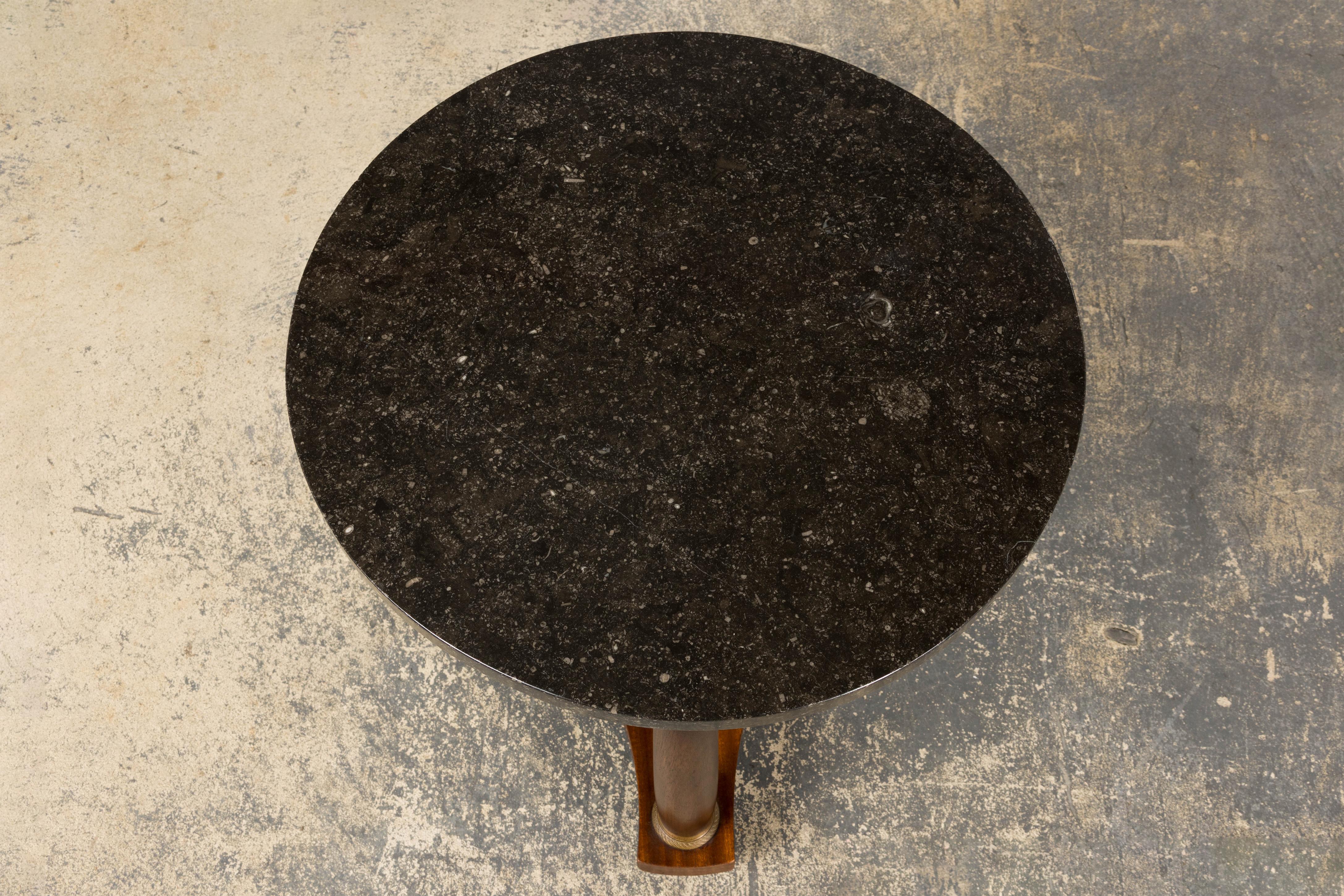 Table d'appoint à piédestal en acajou de style Empire français du XIXe siècle avec plateau en marbre en vente 7