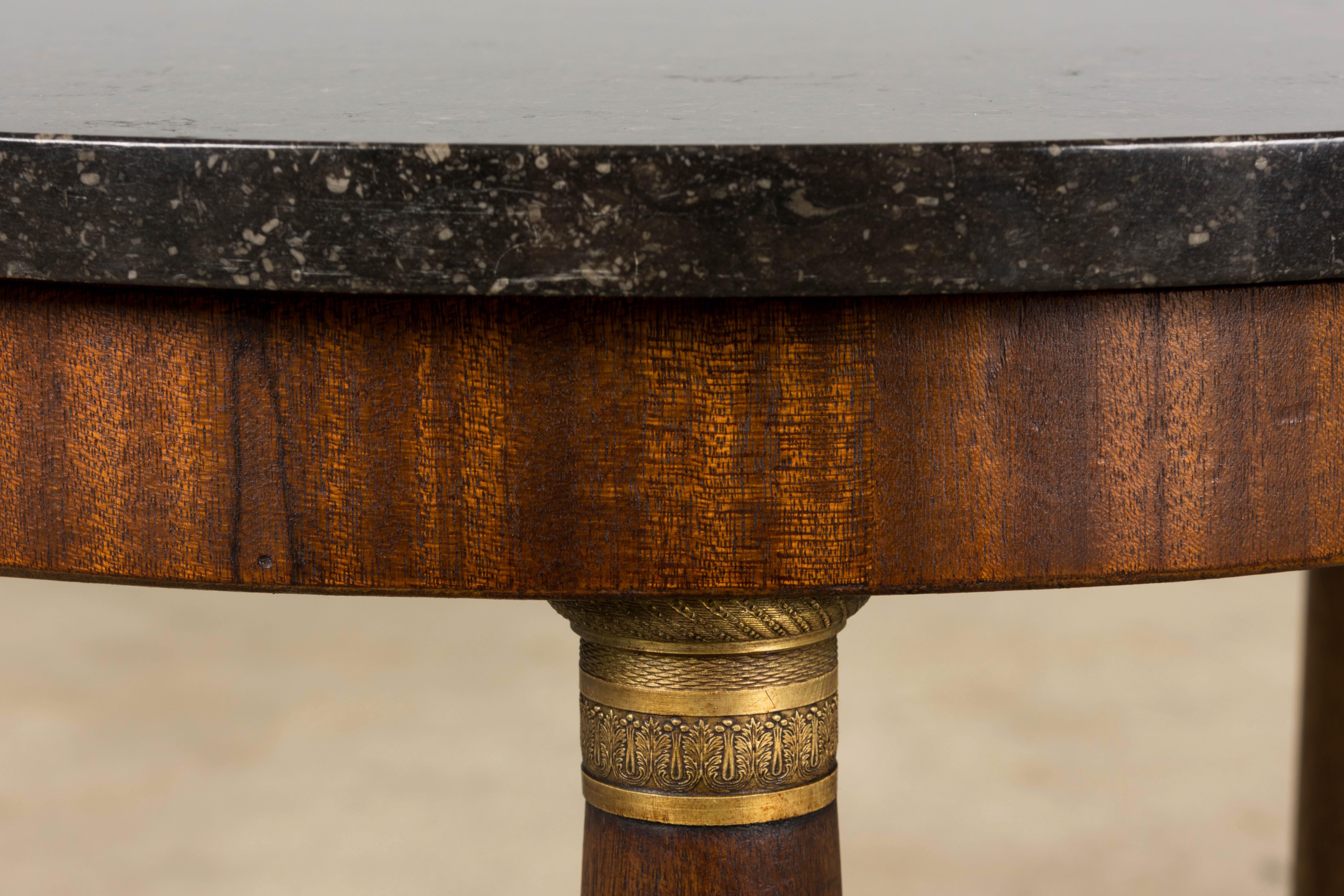 Table d'appoint à piédestal en acajou de style Empire français du XIXe siècle avec plateau en marbre en vente 1