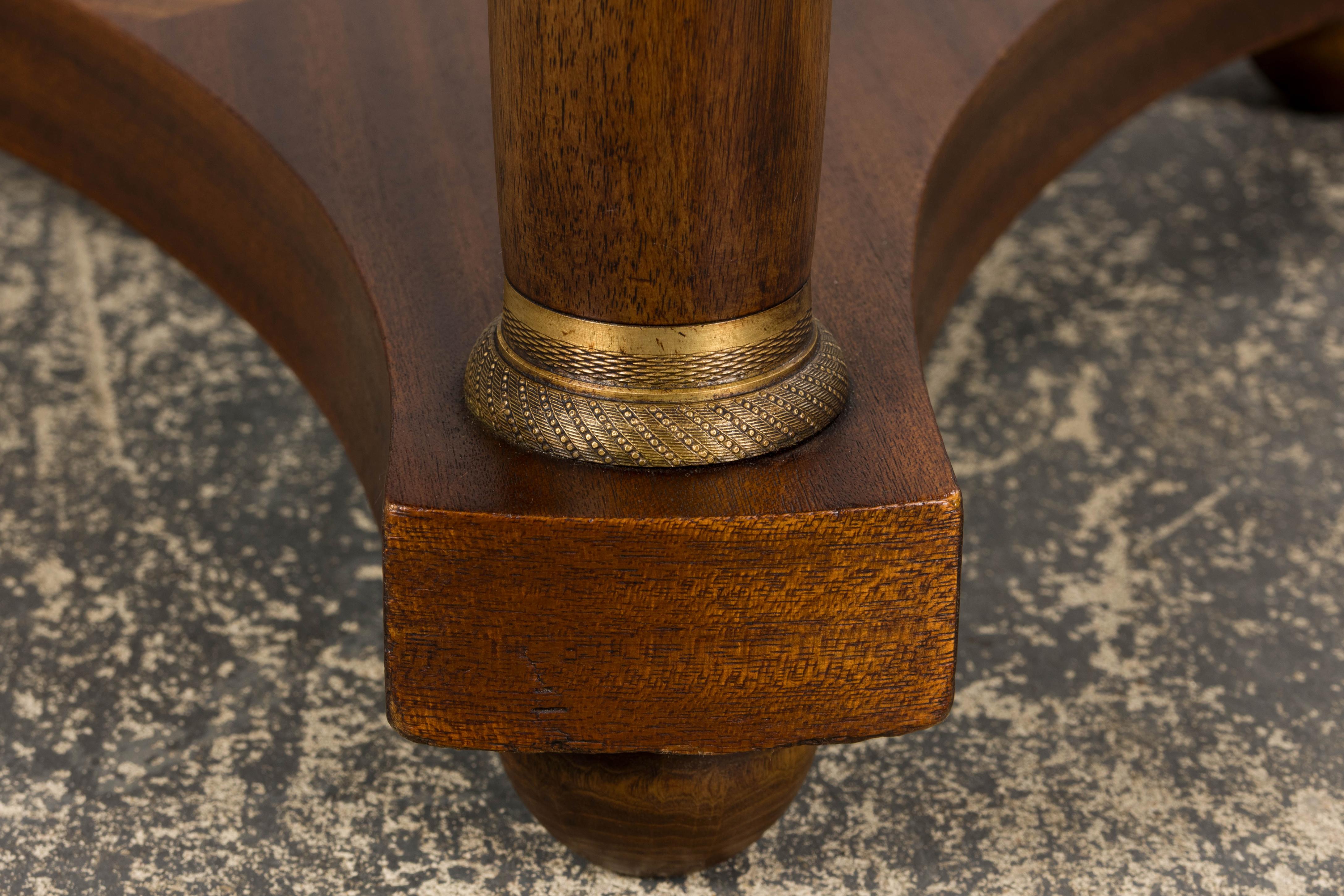 Table d'appoint à piédestal en acajou de style Empire français du XIXe siècle avec plateau en marbre en vente 5