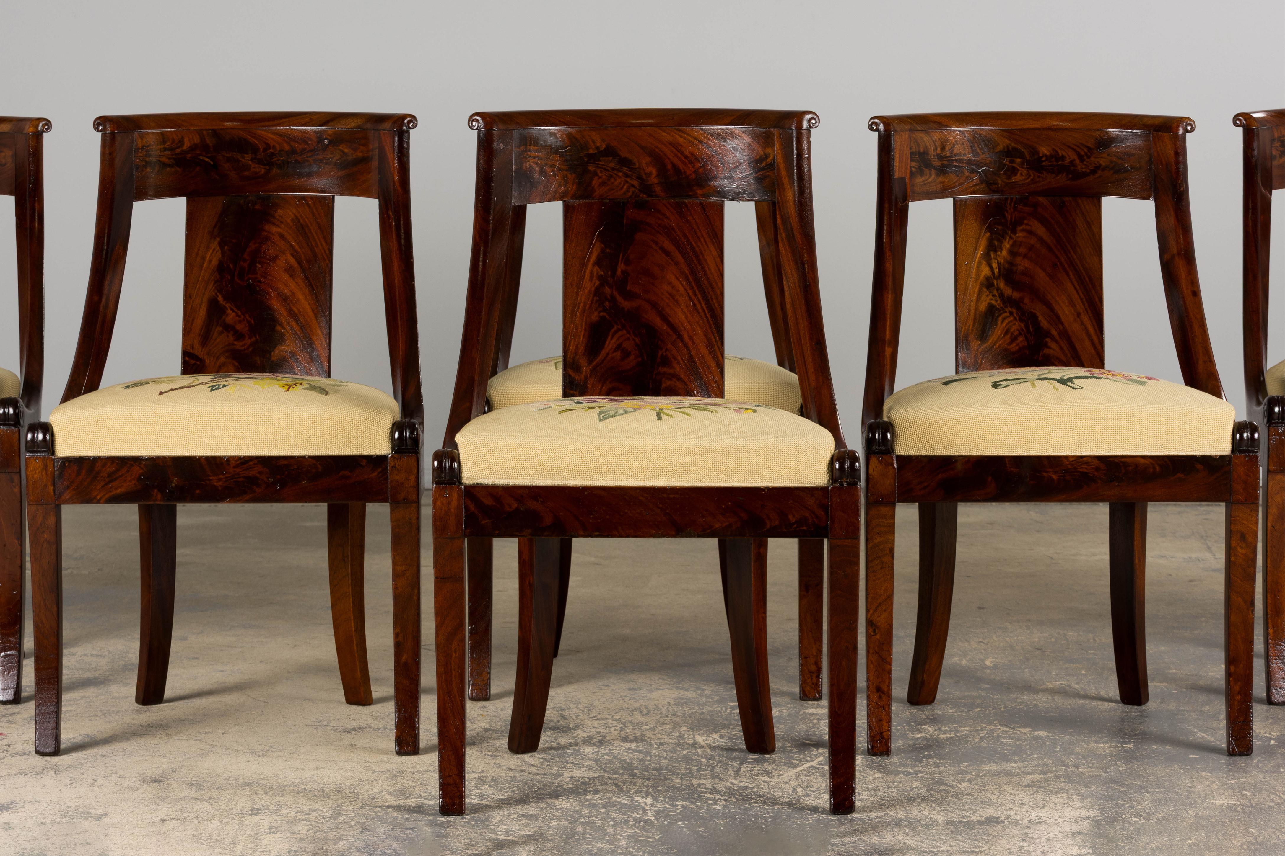 Un elegante set di sei sedie da pranzo Eleg della fine del XIX secolo provenienti dalla Provenza, in Francia. Splendidamente realizzato a mano in legno massiccio di mogano con una bella cornice a gondola. Le sedie sono state revisionate