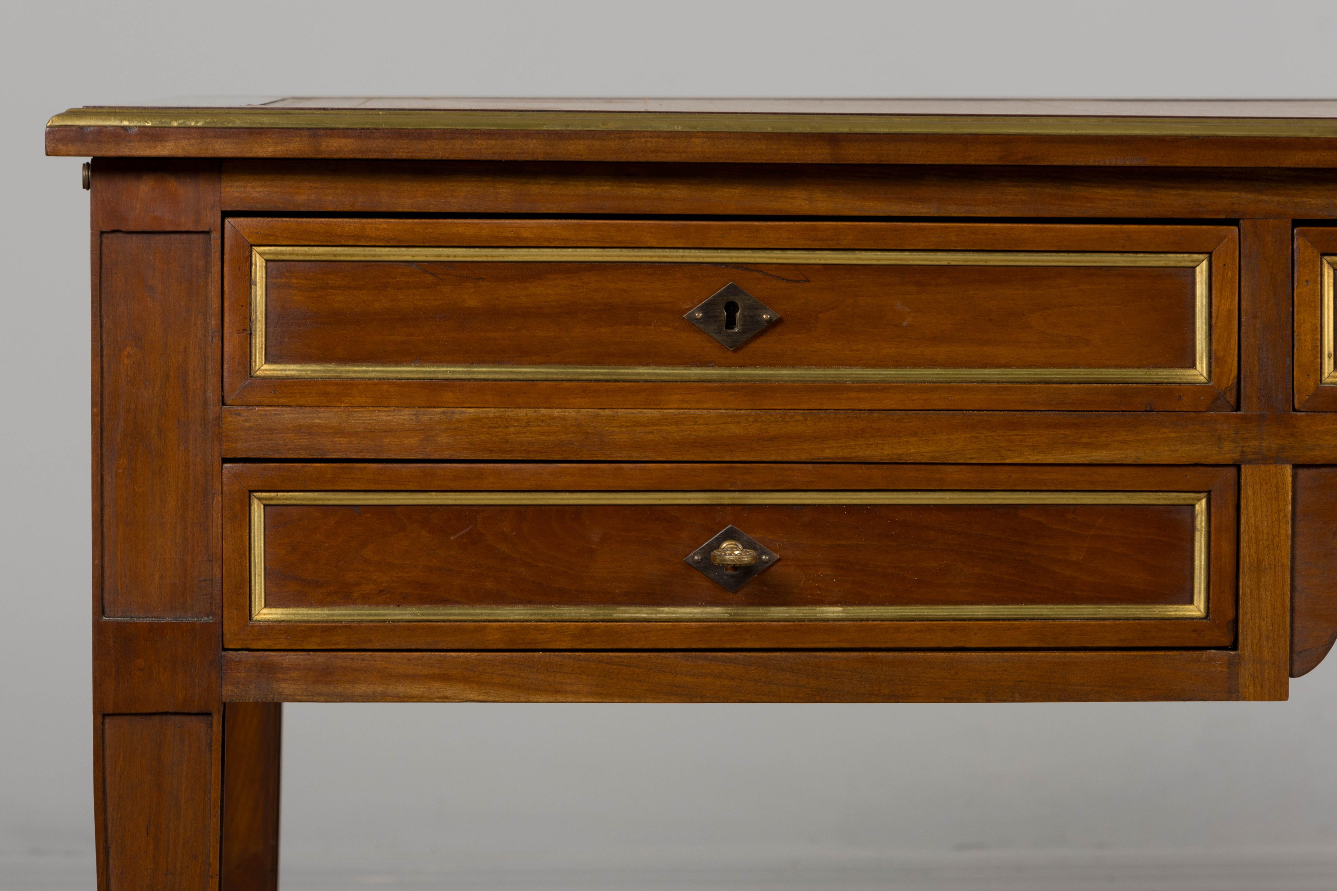 Uno straordinario scrittoio o tavolo da biblioteca francese di metà secolo, realizzato in stile neoclassico Luigi XVI e proveniente direttamente dalla Provenza, in Francia. Sapientemente costruito a mano in mogano massiccio e dotato di un piano