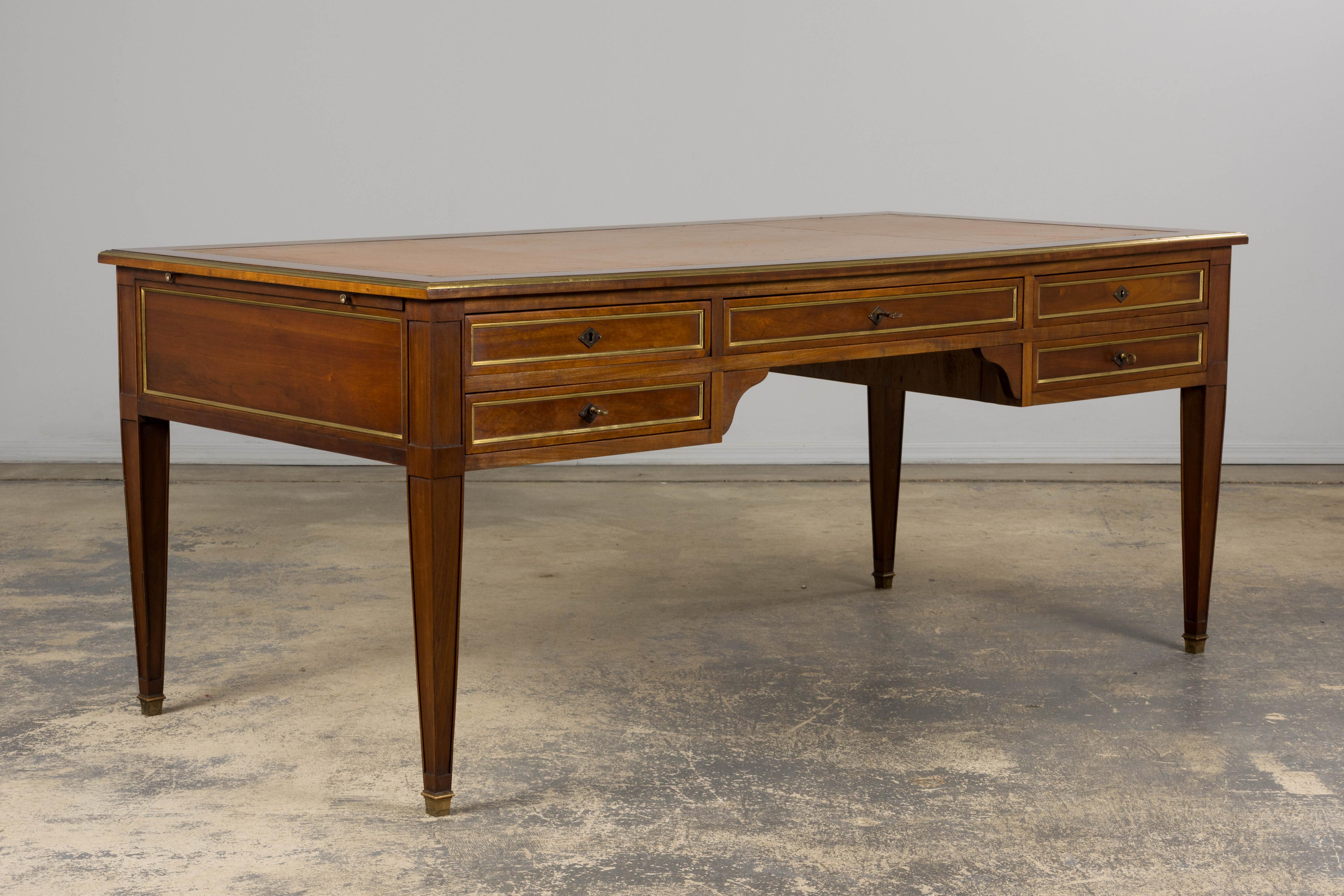 Ottone Scrivania francese in stile neoclassico Luigi XVI in mogano con piano in pelle marrone in vendita