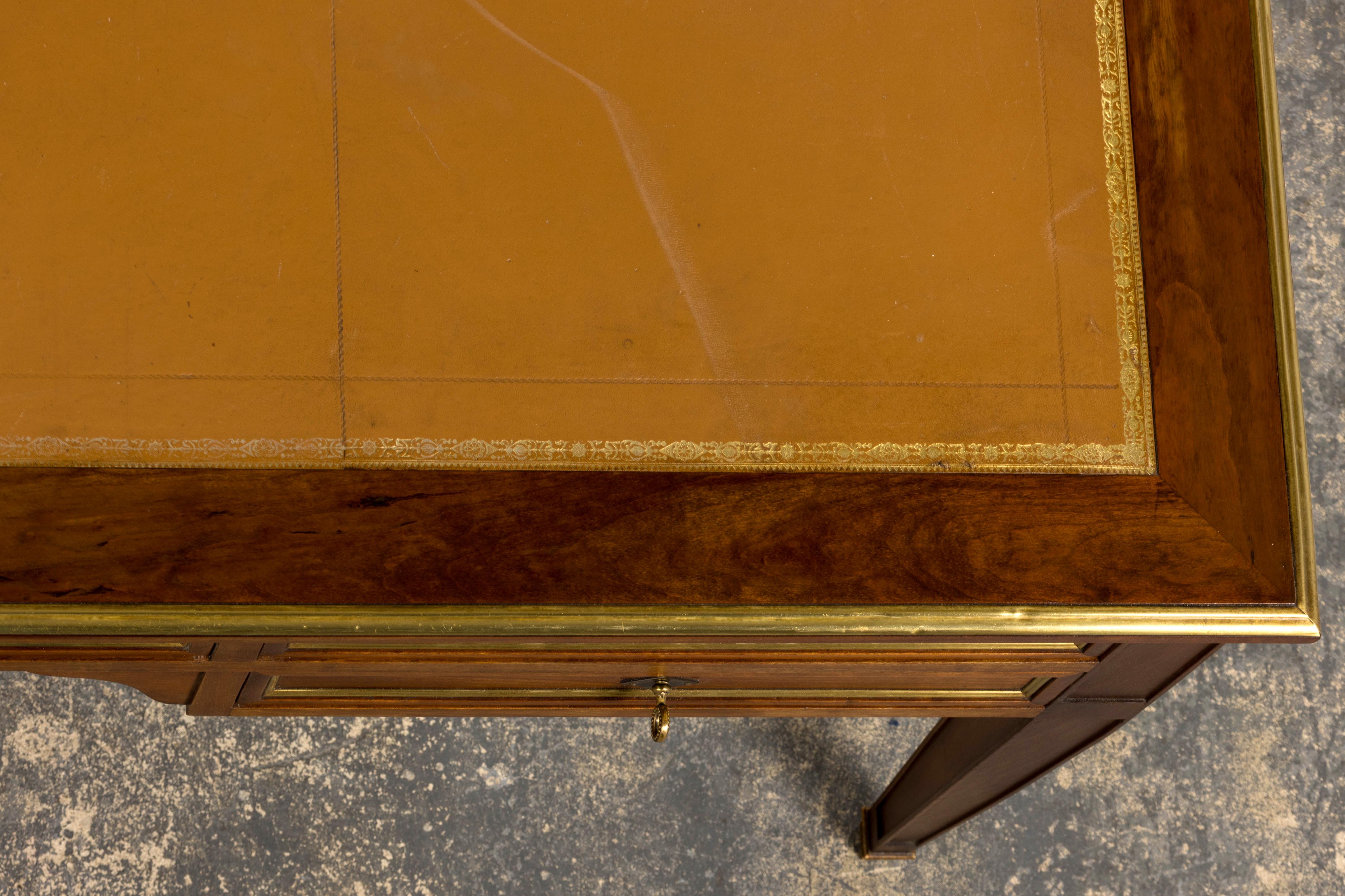 XX secolo Scrivania francese in stile neoclassico Luigi XVI in mogano con piano in pelle marrone in vendita