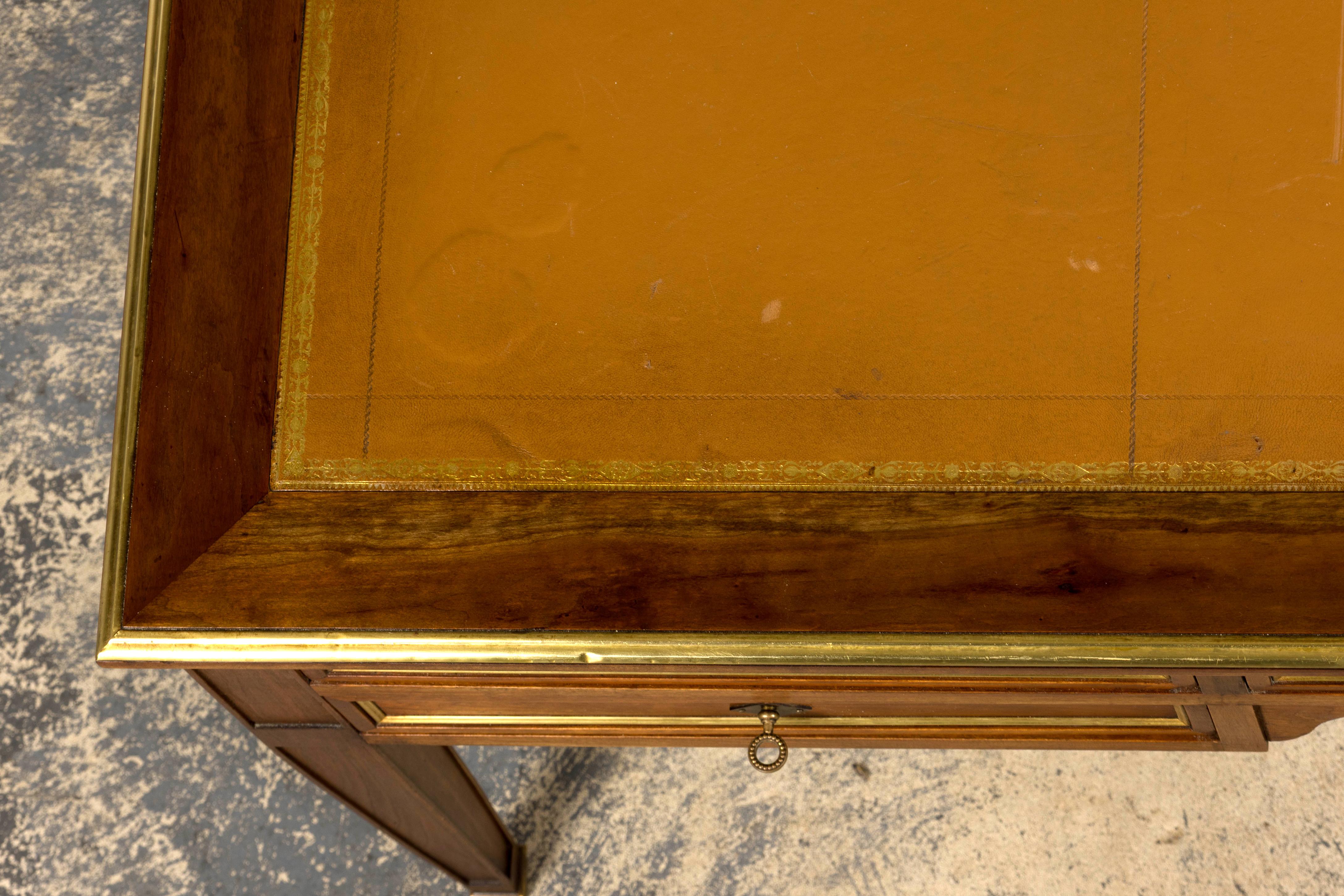 Intagliato a mano Scrivania francese in stile neoclassico Luigi XVI in mogano con piano in pelle marrone in vendita
