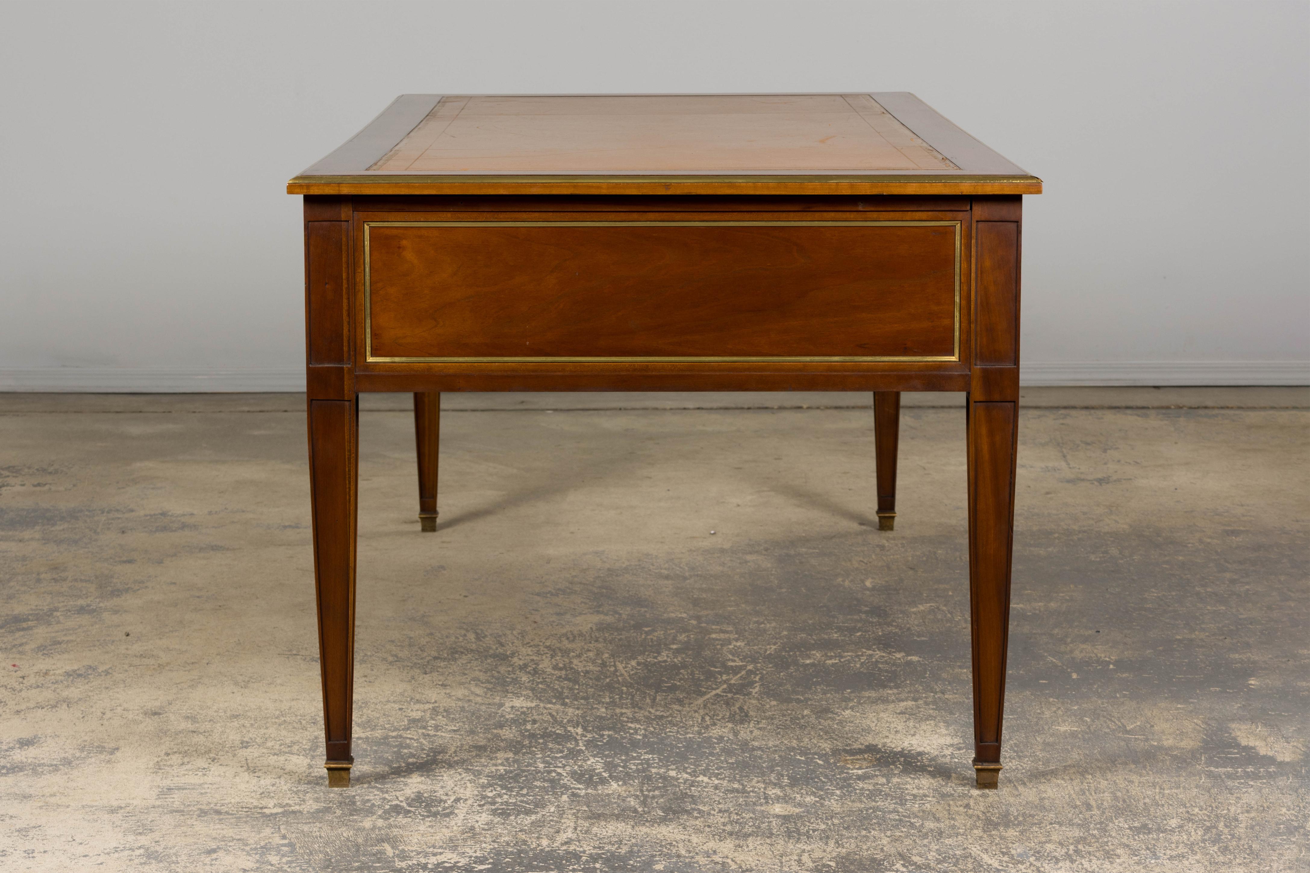 Scrivania francese in stile neoclassico Luigi XVI in mogano con piano in pelle marrone in vendita 5