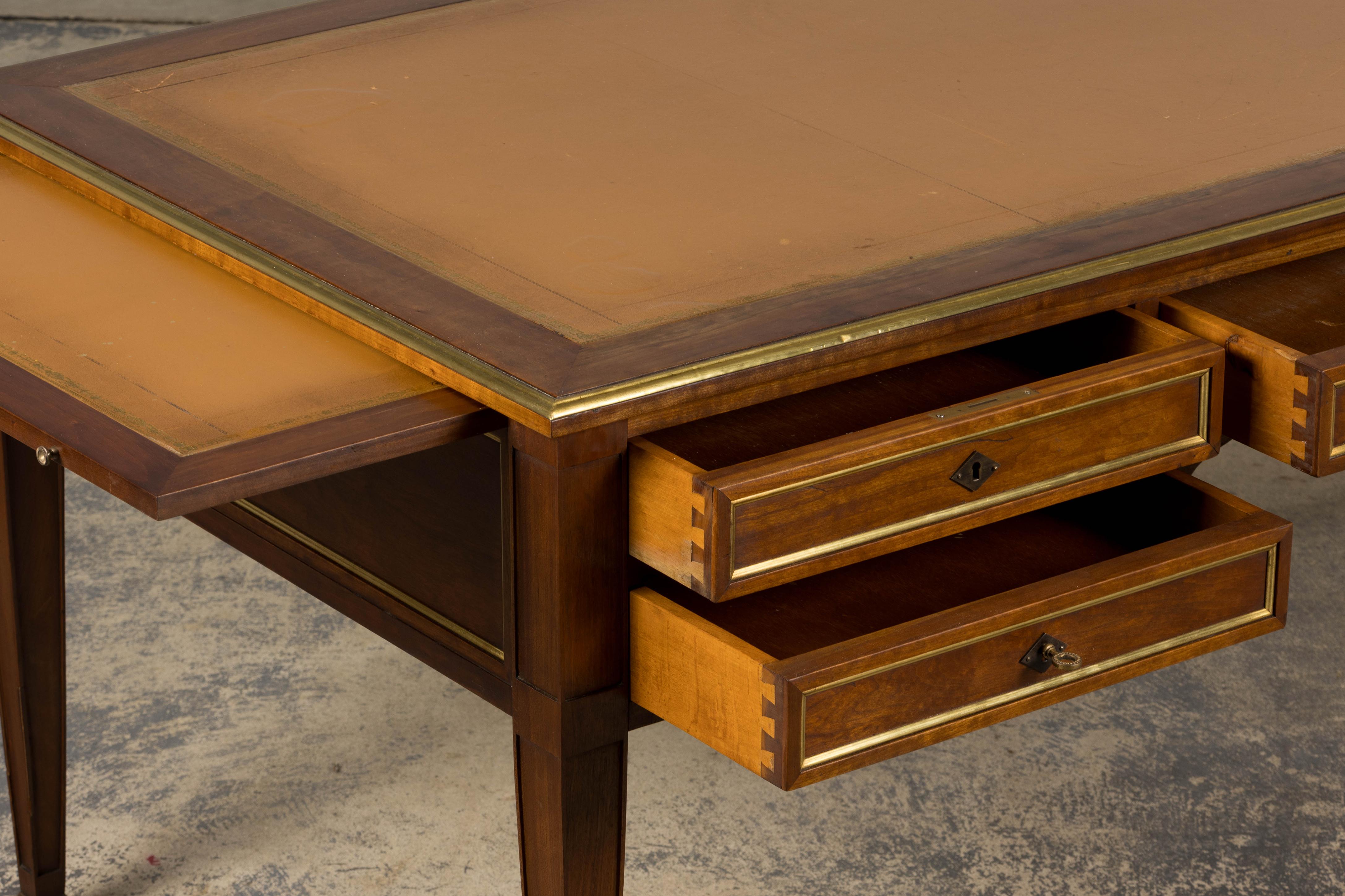 Scrivania francese in stile neoclassico Luigi XVI in mogano con piano in pelle marrone in vendita 4