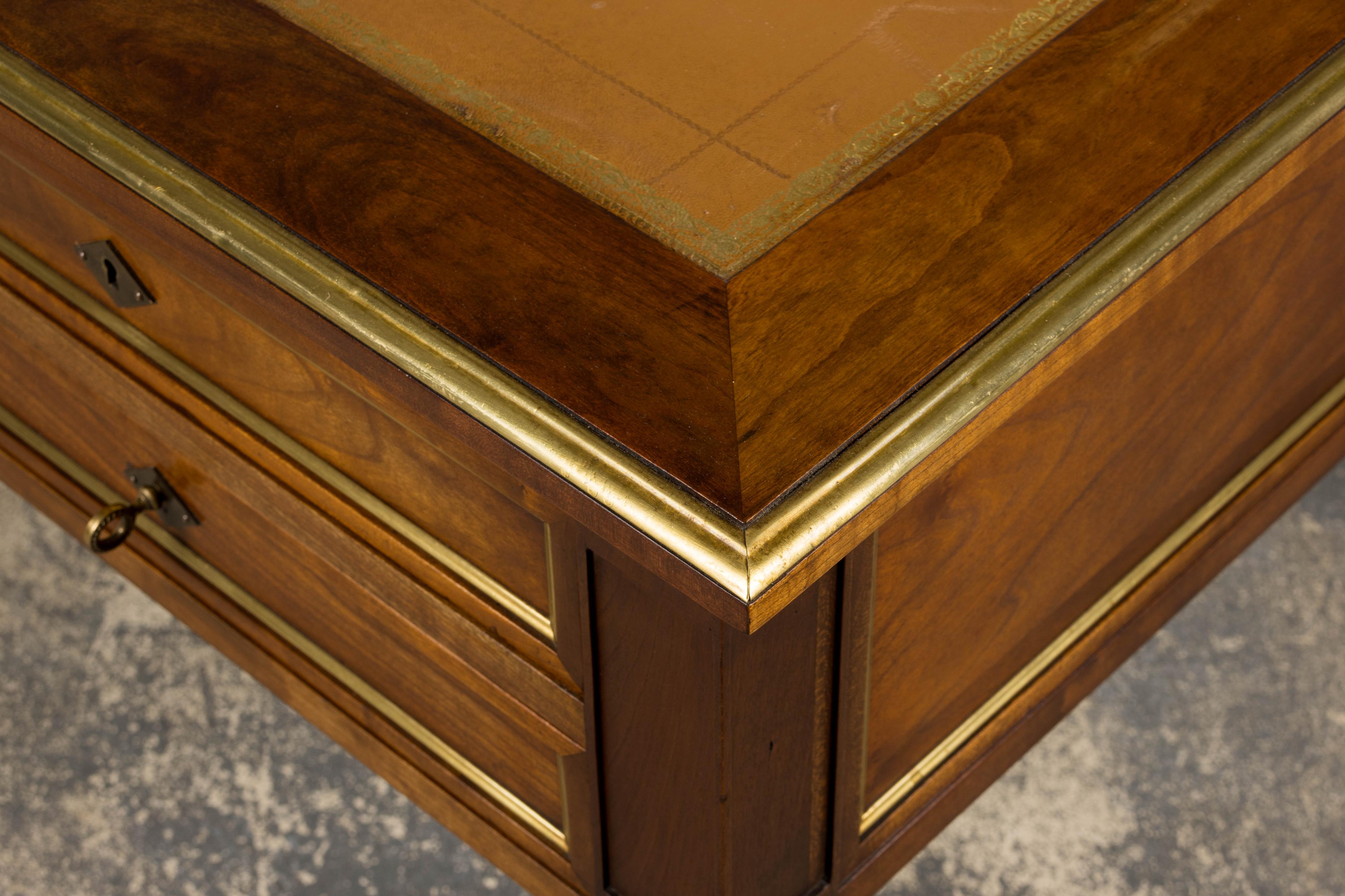 Scrivania francese in stile neoclassico Luigi XVI in mogano con piano in pelle marrone in vendita 1