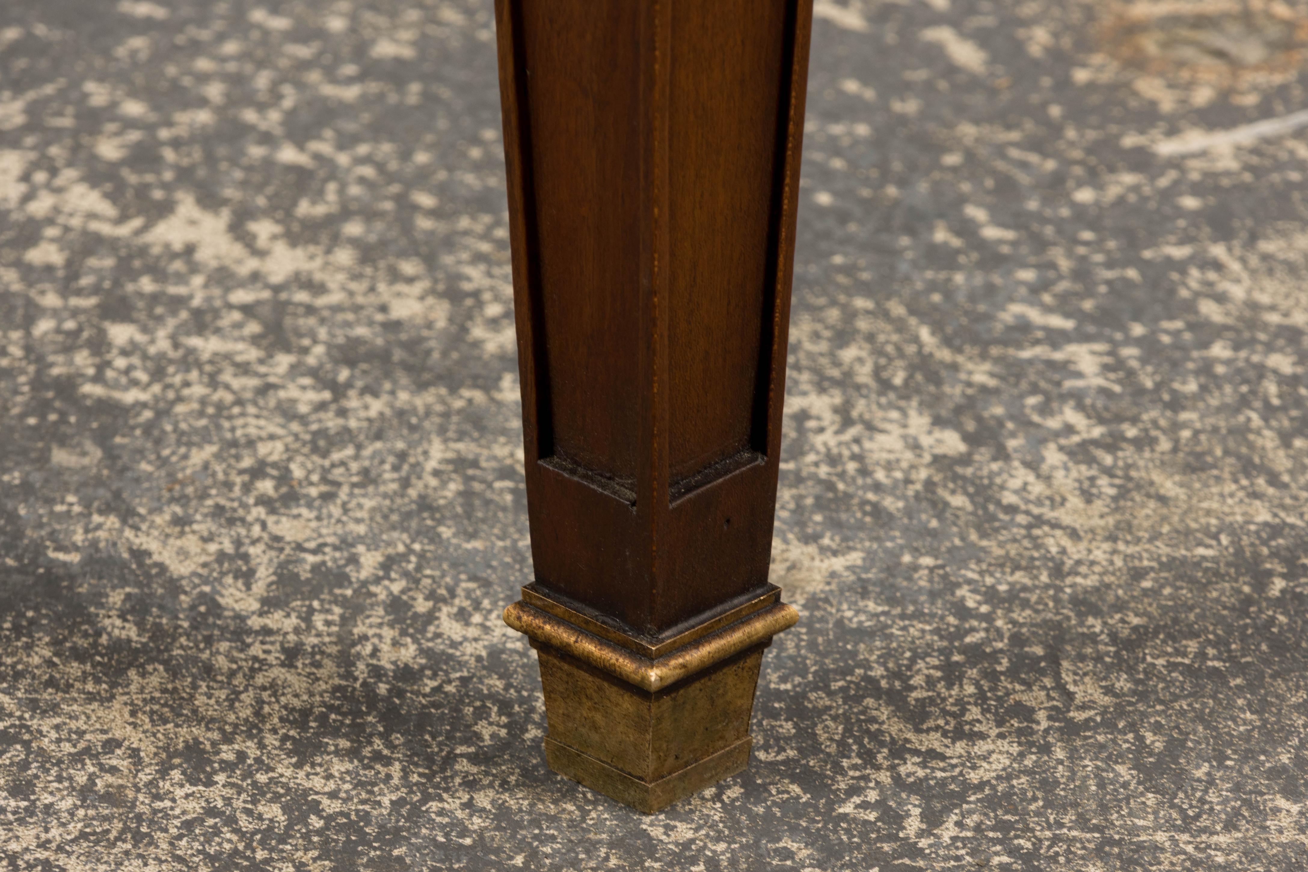 Scrivania francese in stile neoclassico Luigi XVI in mogano con piano in pelle marrone in vendita 2